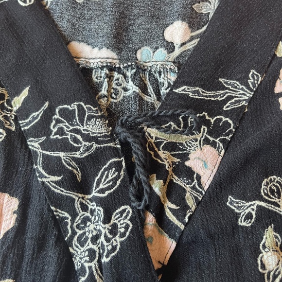 Cropped Long Sleeve Floral Blouse - Picture 3 of 5